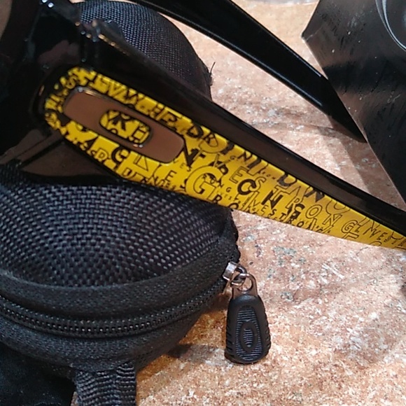 Limited edition Oakley Fuel Cell glasses polished Black frames, gunmetal O's.Yel - Picture 2 of 5